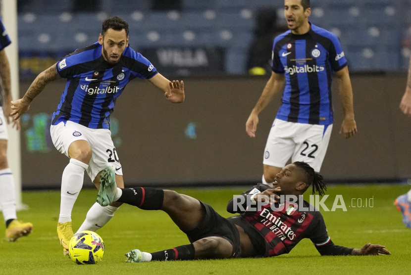 Gelandang Inter Milan Hakan Calhanoglu (Kiri) pada laga Piala Super Italia melawan AC Milan.