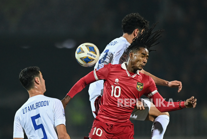Pesepak bola Timnas U-20 Indonesia Ronaldo Kwateh (kanan) berebut bola di udara dengan pesepak bola Timnas U-20 Uzbekistan Esanov Sherzod (atas) dalam laga terakhir Grup A Piala Asia U-20 di Stadion Istiqlol, Fergana, Uzbekistan. 