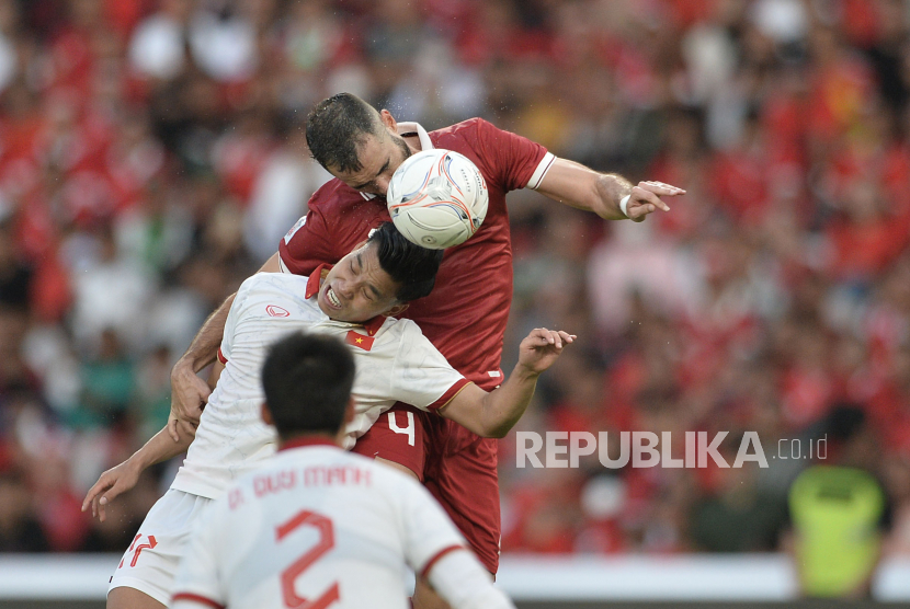 Pemain timnas Indonesia Jordi Amat melakukan duel udara dengan pemain Vietnam saat pertandingan semifinal leg pertama Piala AFF 2022 di Stadion Gelora Bung Karno, Senayan, Jakarta, Jumat (6/1/2023). Pertandingan berakhir imbang dengan skor 0-0.