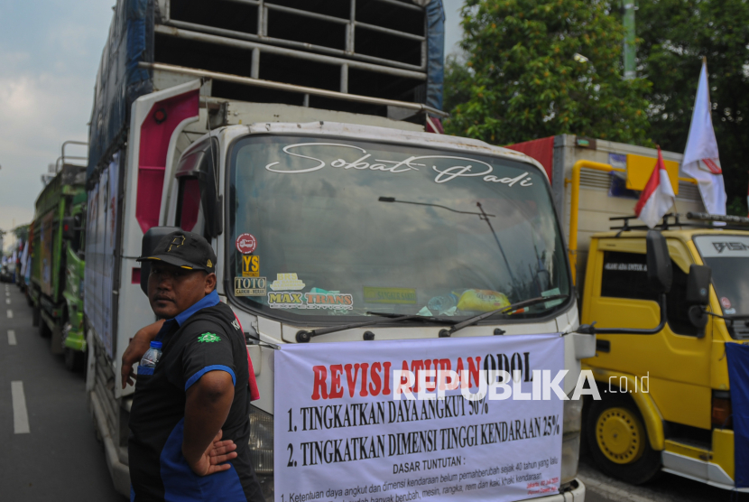 Sopir truk melakukan aksi di Jalan Merdeka Selatan, Jakarta, Rabu (2/7/2025). Ratusan sopir truk menggelar aksi terkait kebijakan zero over dimensi over load (ODOL) atau truk bermuatan berlebih. Mereka menilai kebijakan tersebut akan merugikan pihak sopir dan pemilik angkutan, pasalnya penerapan kebijakan tersebut tidak melibatkan semua pihak salah satunya sopir truk dan pemilik angkutan. Mereka meminta pemerintah untuk mengkaji ulang kebijakan zero ODOL serta menyiapkan solusinya. Sebelumnya, Menteri Perhubungan Dudy Purwagandhi mengatakan penertiban ODOL akan segera dilaksanakan. Penertiban itu mengacu pada Undang-Undang Nomor 22 Tahun 2009 tentang Lalu Lintas dan Angkutan Jalan.
