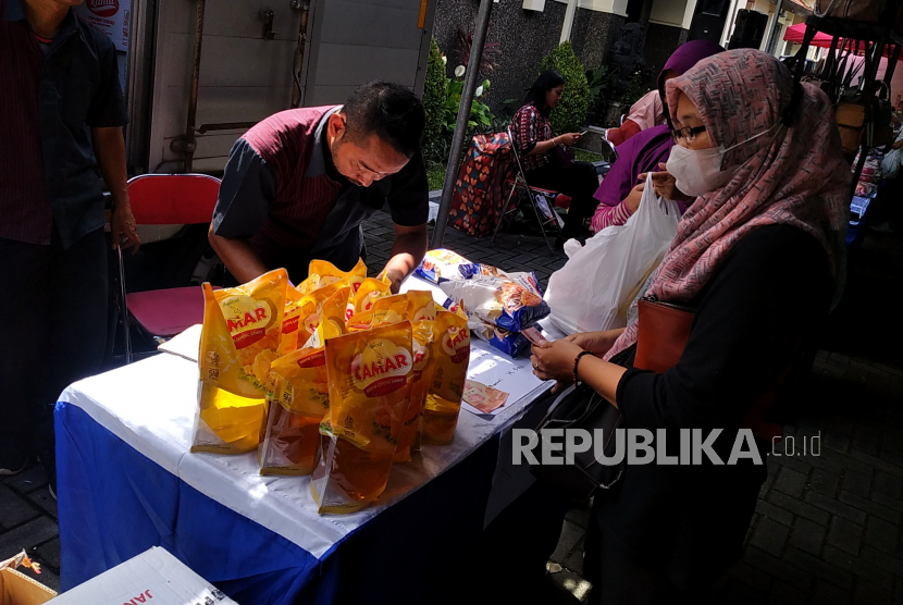 Warga membeli bahan pokok saat pasar murah di Halaman Disperindag Yogyakarta, Selasa (11/4/2023). Kementerian Perdagangan mencatat realisasi domestik market obligation (DMO) minyak goreng pada bulan April baru 55 persen.
