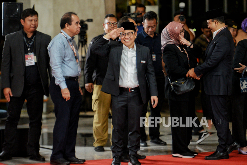 Capres dan cawapres nomor urut 1 Anies Baswedan dan Muhaimin Iskandar tiba di lokasi untuk mengikuti sesi Debat Kedua Calon Wakil Presiden Pemilu 2024 di JCC, Jakarta, Jumat (22/12/2023).