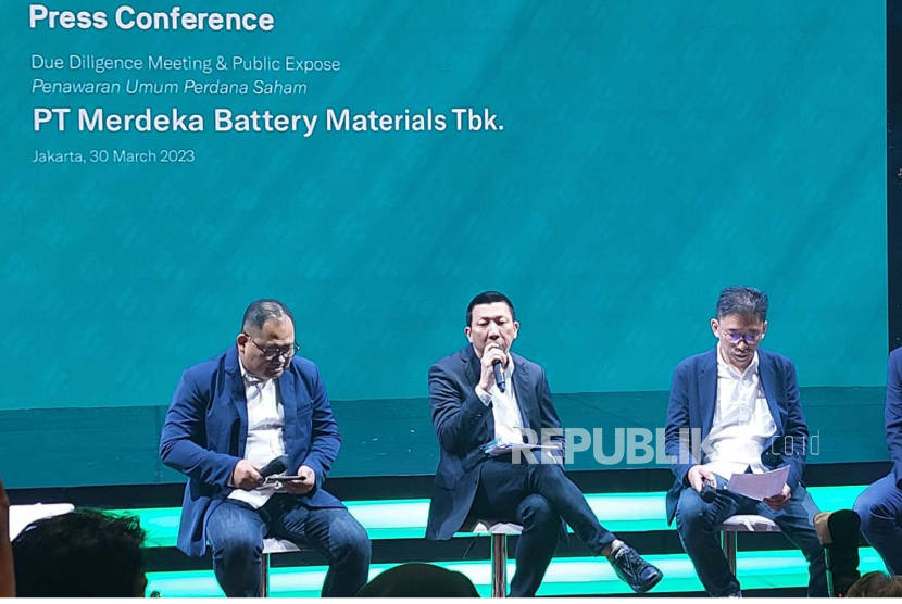 Konferensi Pers Penawaran Umum Perdana Saham PT Merdeka Battery Materials Tbk (MBMA) di Jakarta, Kamis (30/3/2023).
