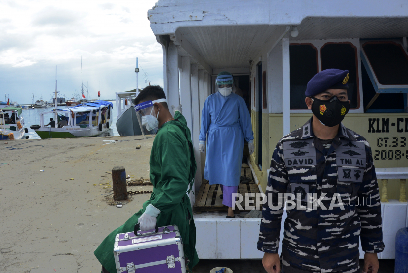 Personel TNI Angkatan Laut bersiap melakukan vaksinasi di atas kapal nelayan (ilustrasi).