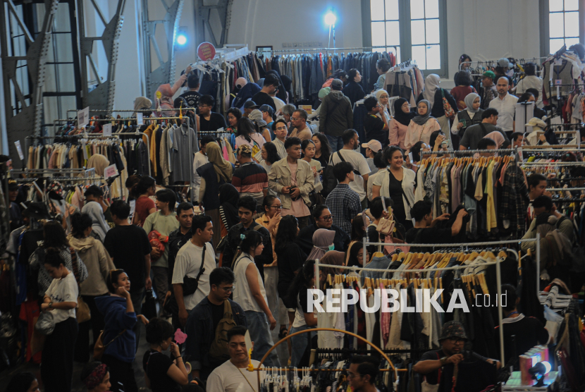 Pengunjung berbelanja di acara Garage Sale Jakarta di Pos Bloc, Jakarta, Ahad (3/8/2025). Acara tersebut menjual beragam produk fesyen preloved atau bekas layak pakai seperti baju, celana, jaket, sepatu hingga akseseori seperti gelang, cincin hingga jam tangan dengan harga terjangkau mulai dari Rp50 ribu hingga jutaan. Sebanyak 65 stan ikut berpartisipasi dalam kegiatan ini. Pada akhir pekan, sejumlah pengunjung memadati area gelaran Garage Sale untuk berburu pakaian vintage hingga sneaker. Acara tersebut diharapkan tidak hanya menjadi sarana transkasi jual beli, namun menjadi ruang interaksi sekaligus wadah bagi para pelaku gaya hidup berkelanjutan guna mendukung pengurangan limbah tekstil dan konsumsi berlebih.