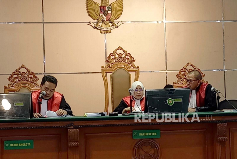 Dua ASN Mahkamah Agung Desy Yustria dan Nurmanto Akmal tengah mendengarkan vonis yang dibacakan majelis hakim pada sidang kasus dugaan suap penanganan perkara KSP Intidana yang menyeret dua hakim agung Gazalba Saleh dan Sudrajad Dimyati di PN Bandung, Kamis (15/6/2023). 