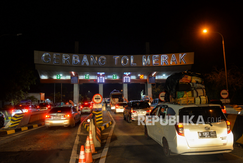 Antrean kendaraan di Gerbang Tol Merak, Cilegon,  Banten, Kamis (20/4/2023) dini hari. 