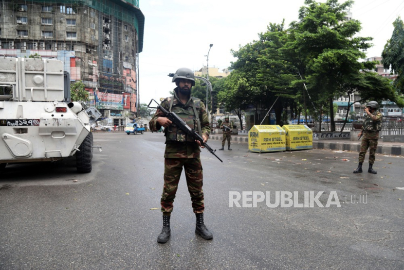 Tentara Bangladesh berjaga di jalan untuk meredam aksi kerusuhan di Dhaka, Bangladesh,  Senin (22/7/2024).Pada tanggal 22 Juli Bangladesh memberlakukan jam malam. Pemerintah Bangladesh memberlakukan jam malam nasional dan mengerahkan pasukan militer setelah kekerasan terjadi di Dhaka dan wilayah lain menyusul protes yang dipimpin mahasiswa yang menuntut reformasi sistem kuota kerja pemerintah.