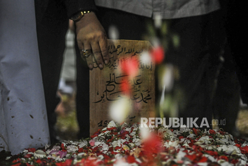 Sejumlah kerabat dan keluarga menabur bunga di kuburan Syekh Ali Jaber di Pondok Pesantren Darul Qur