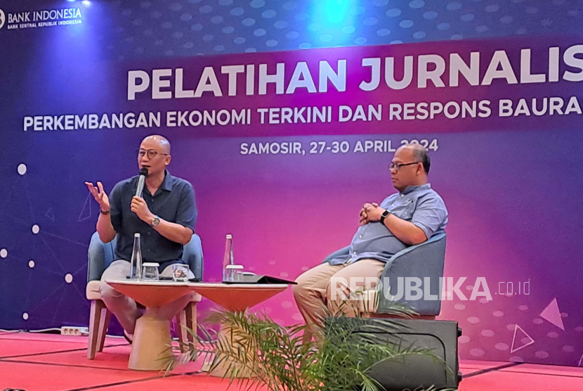 Direktur Departemen Kebijakan Makroprudensial Nugroho Bank Indonesia Joko Prastowo (kanan) dalam diskusi pelatihan wartawan BI di Samosir, Sumatra Utara, Ahad (28/4/2024). 