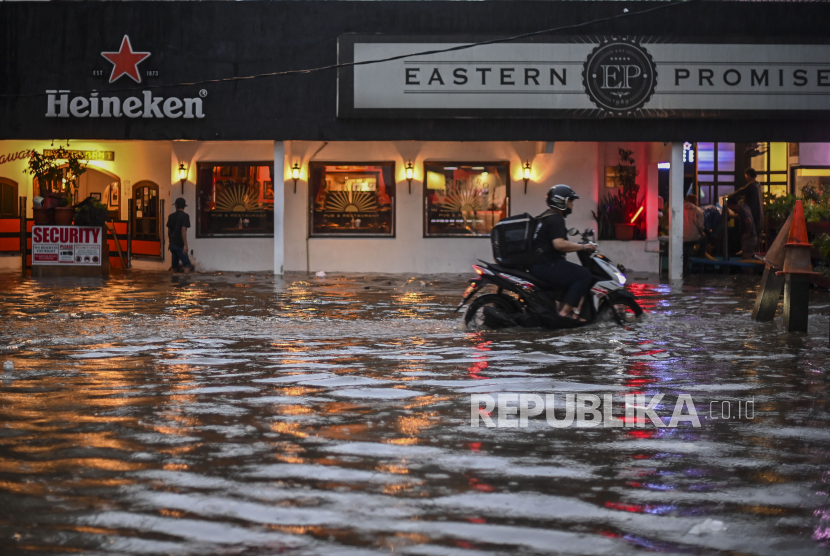 Pengendara sepeda motor melintas saat banjir di Jalan Kemang Raya, Jakarta Selatan, Selasa (4/10/2022). Hujan deras yang mengguyur DKI Jakarta membuat sejumlah wilayah di Ibu Kota terendam banjir. 