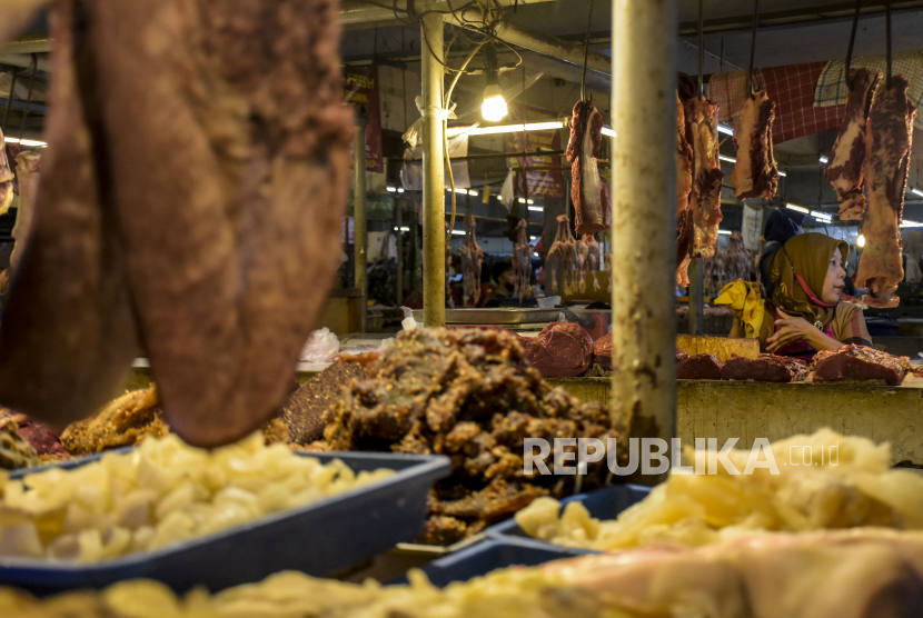 Ini Penyebab Harga Daging Sapi Naik . Foto:   Pedagang daging sapi beraktivitas di lapak dagangannya di Pasar Kosambi, Kota Bandung, Jumat (25/2/2022). Berdasarkan keterangan pedagang, sejak sepekan terakhir harga daging sapi di pasar tersebut mengalami kenaikan hingga Rp130 ribu per kilogram. Kenaikan tersebut berdampak pada turunnya daya beli masyarakat dan menurunnya omzet pedagang hingga 50 persen. Foto: Republika/Abdan Syakura