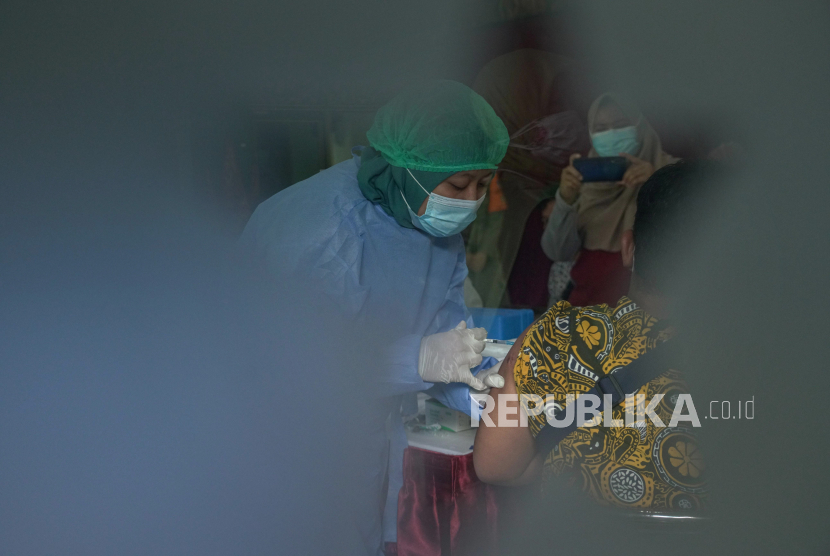 Petugas kesehatan menyuntikkan vaksin untuk Aparatur sipil negara (ASN) dan tenaga pendidik saat vaksinasi COVID-19 massal di Balai Kota Yogyakarta, Umbulharjo, DI Yogyakarta, Selasa (23/3/2021). Sebanyak 5.975 tenaga pendidik Kota Yogyakarta mengikuti vaksinasi massal COVID-19 jelang persiapan ujicoba pembelajaran tatap muka pada April mendatang