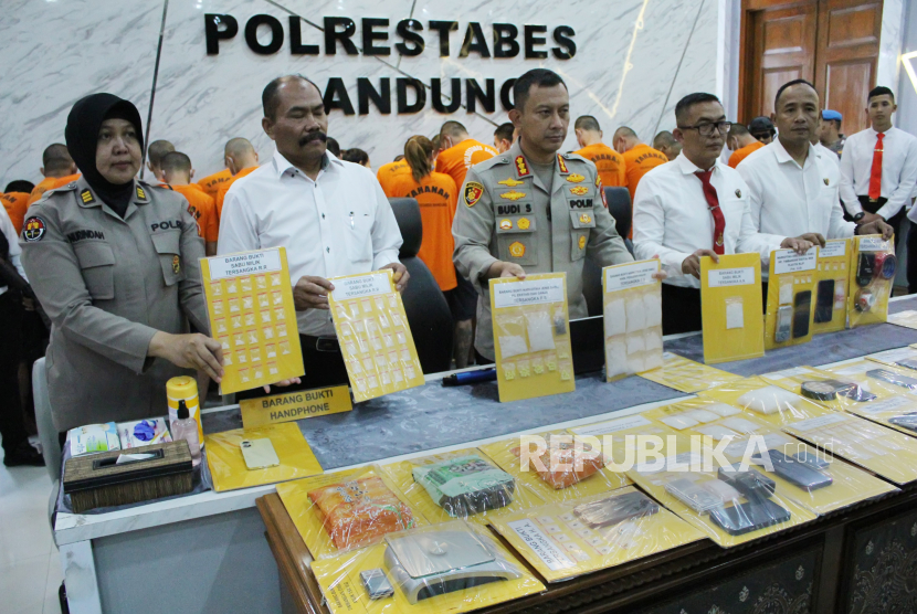   Kapolrestabes Bandung Kombes Pol Budi Sartono menunjukkan barang bukti kasus narkoba saat konferensi pers di Markas Polrestabes Bandung, Selasa (20/6/2023). 