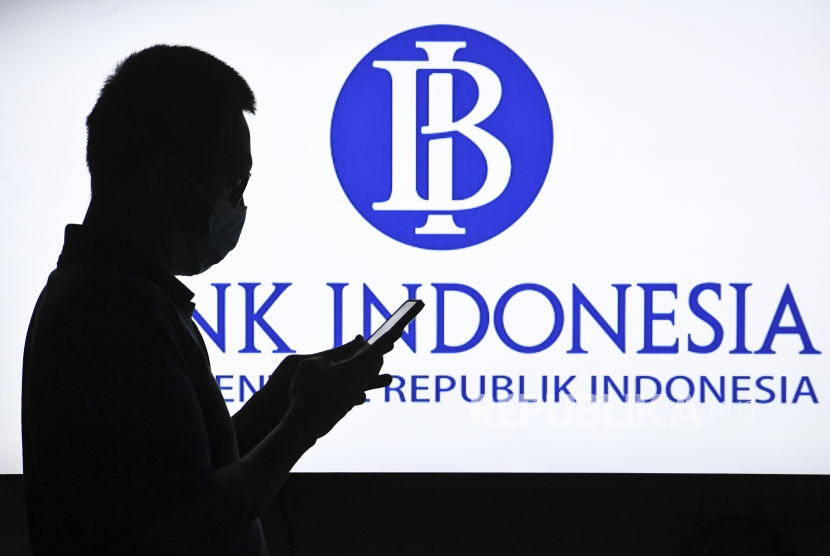 Layar memampilkan logo Bank Indonesia (BI). Bank Indonesia dinilai punya ruang menaikkan suku bunga acuan meski inflasi inti masih dalam jangkauan perkiraan 2 hingga 4 persen.