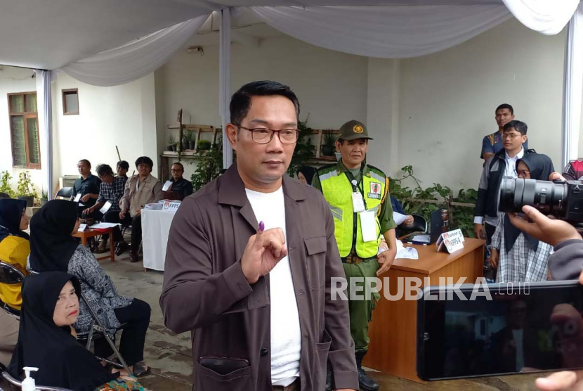 Eks Gubernur Jabar sekaligus Ketua TKD Jabar Ridwan Kamil mencoblos di TPS 045 dekat kediamannya di Jalan Gunung Kencana, Kota Bandung, Rabu (14/2/2024). 