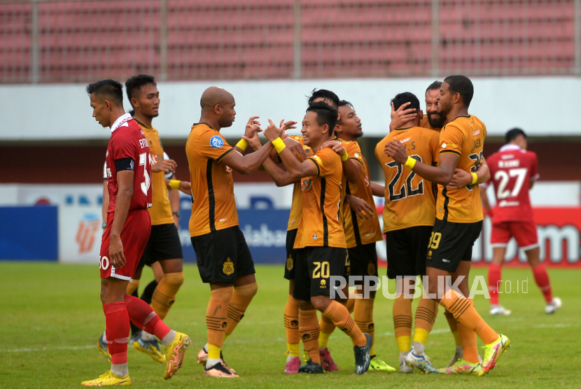 Para pemain Bhayangkara FC melakukan selebrasi usai menang dalam laga lanjutan Liga 1.