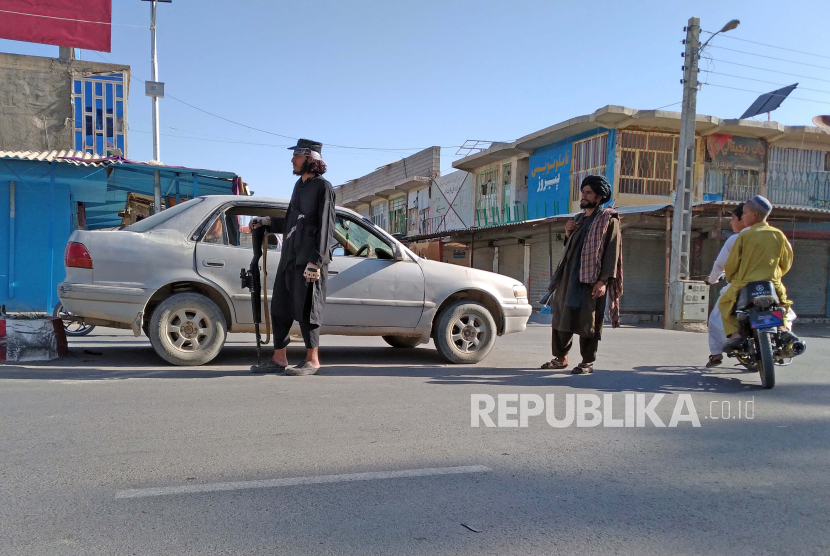 Milisi Taliban berdiri di titik pemeriksaan Kota Farah, ibu kota Provinsi Farah, sebelah barat daya Kabul, Afghanistan pada 11 Agustus 2021. Menurut pejabat AS, Taliban dapat merebut Kabul dalam 90 hari.