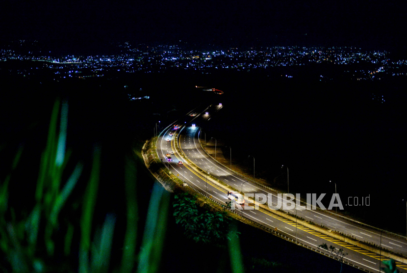 Kendaraan melintas di Jalan Tol Cisumdawu, Kabupaten Sumedang, Jawa Barat, Jumat (14/7/2023). 