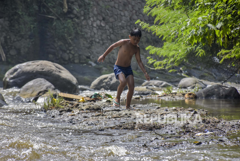 Seorang anak bermain sembari memungut sampah di aliran Sungai Cikapundung, Kota Bandung. Pemkot Bandung hanya mampu mengurangi 9 persen dari jumlah sampah.
