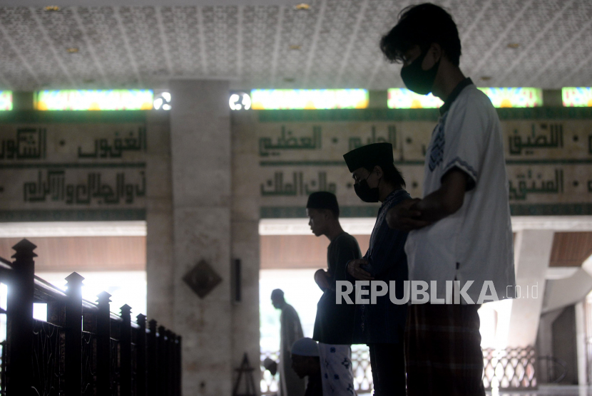Sejumlah umat Islam mengikuti sholat Jumat berjamaah dengan menerapkan jaga jarak di Masjid At-Tin, Jakarta, Jumat (13/8).  -foto ilustrasi-