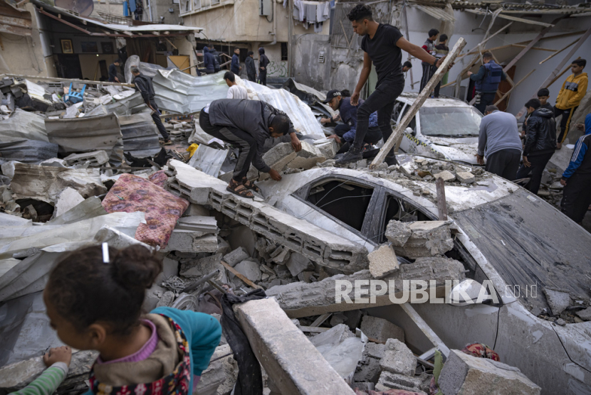 Warga Palestina memeriksa sebuah rumah setelah terkena pemboman Israel di Rafah, Jalur Gaza selatan, Rabu, (20/12/2023.