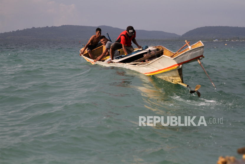 Nelayan berusaha menghidupkan mesin perahunya, setelah terseret ombak di Perairan Baubau bagian selatan di Kecamatan Kokalukuna, Kabupaten Baubau, Sulawesi Tenggara. BMKG mengingatkan nelayan untuk hati-hati pada 24-26 Agustus 2021.