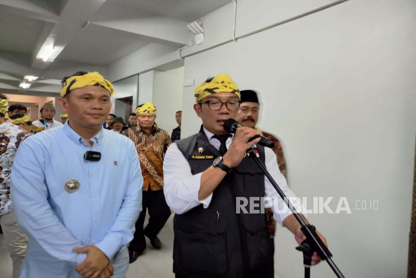 Gubernur Jawa Barat (Jabar) Ridwan Kamil saat memberikan keterangan pers di Kota Tasikmalaya, Jabar, Selasa (21/2/2023). 