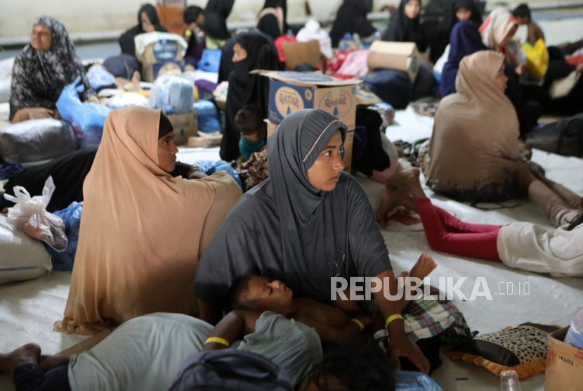 Pengungsi Rohingya berada di tempat penampungan sementara di Kota Banda Aceh.