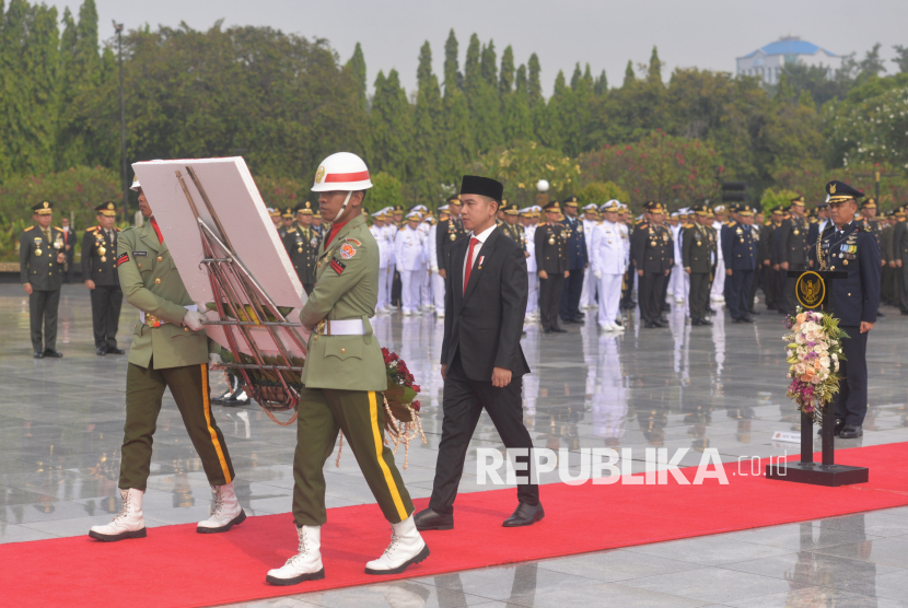 Wakil Presiden Gibran Rakabuming Raka bersiap meletakan karangan bunga saat Upacara Ziarah Nasional dalam rangka peringatan Hari Pahlawan 2024.