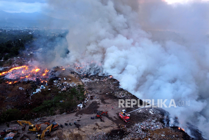 Asap tebal mengepul dari lokasi kebakaran di Tempat Pembuangan Akhir (TPA) sampah (ilustrasi)