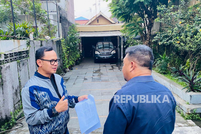 Wali Kota Bogor Bima Arya Sugiarto melakukan sidak terkait data pendaftar PPDB ke rumah warga di Kelurahan Paledang, Kecamatan Bogor Tengah, Kota Bogor, Jawa Barat, Kamis (6/7/2023). 