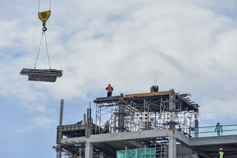 A number of workers were completing the construction of a hotel in Mataram, NTB. Indonesia recorded the investment realization of Rp219 trillion.