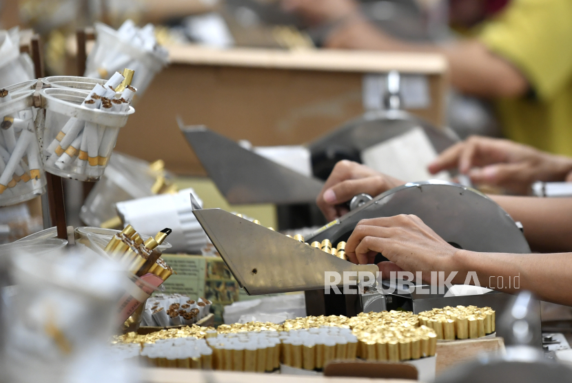 Pekerja melinting rokok sigaret kretek tangan (SKT) di sebuah pabrik rokok di Bantul, Yogyakarta, Selasa (19/12/2023). Pemerintah menetapkan ketentuan yang mengatur kenaikan tarif cukai hasil tembakau (CHT) untuk rokok beserta harga jual eceran (HJE) rata-rata sebesar 10 persen per 1 Januari 2024. 