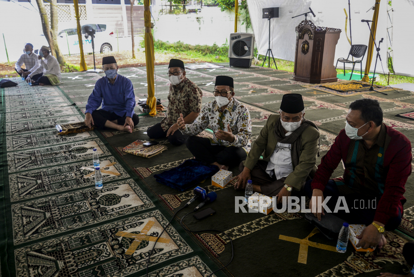 Wakil Ketua Dewan Pertimbangan MUI Muhyiddin Junaidi (kedua kanan) bersama Wakil Sekjen Bidang Hukum dan HAM MUI Ikhsan Abdullah (ketiga kanan) menyampaikan konferensi pers usai penyelenggaraan Shalat Jumat di Tenda Arafah yang merupakan lapangan Masjid At Tabayyun di kawasan Meruya, Jakarta, Jumat (4/6). Masjid At-Tabayyun yang berada di perumahan Taman Villa Meruya itu telah memiliki izin penggunaan lahan aset Pemprov DKI Jakarta seluas 1.078 meter persegi untuk pembangunan masjid dan direncanakan akan dilakukan peletakan batu pertama pada Agustus 2021. Sebelumnya, pembangunan Masjid At-Tabayyun itu sempat ditentang oleh sebagian warga yang kini mereka mengajukan gugatan terhadap SK Gubernur DKI Jakarta Nomor 1021 Tahun 2020 ke Pengadilan Tata Usaha Negara (PTUN) Jakarta. Republika/Putra M. Akbar