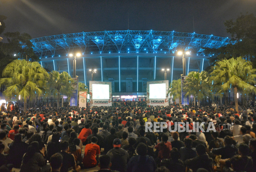 Para pendukung timnas Indonesia memadati ring road Stadion Utama Gelora Bung Karno, Senayan, Jakarta (ilustrasi)..