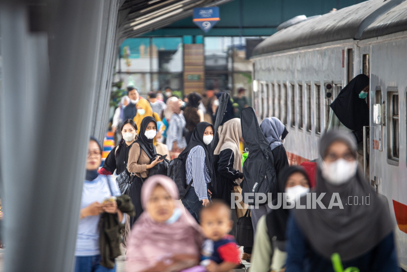 Pemudik kereta api berjalan menuju gerbong kereta api Serello tujuan Palembang-Lubuklinggau di Stasiun Kertapati, Palembang, Sumatera Selatan, Sabtu (15/4/2023). 