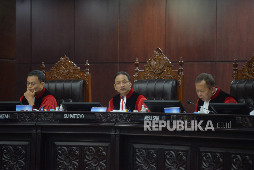 Ketua Mahkamah Konstitusi (MK) Suhartoyo (tengah) memimpin jalannya sidang pendahuluan pengujian materiil Undang-Undang tentang Pemilihan Umum di Ruang Sidang MK, Jakarta.