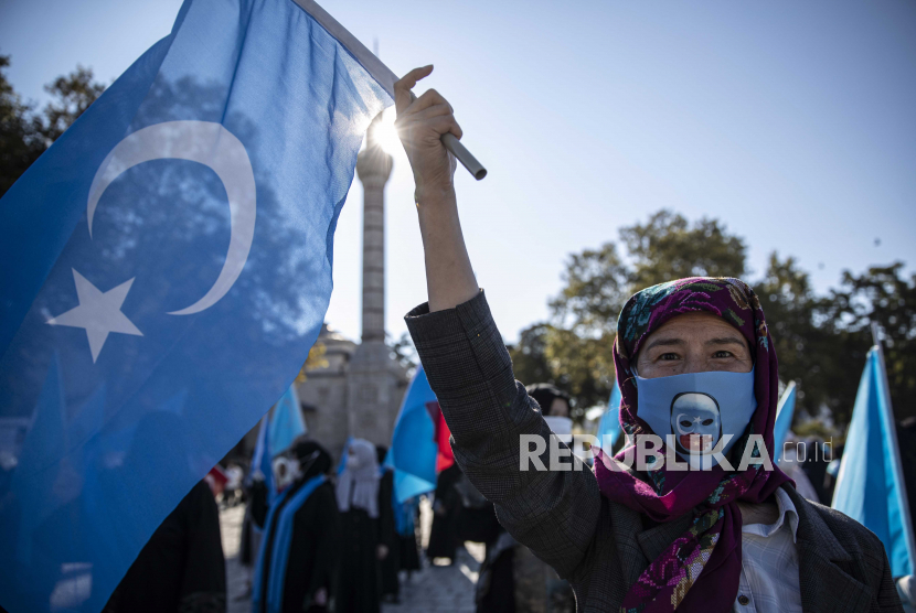 AS Bersikukuh China Lakukan Genosida di Xinjiang. Seorang pengunjuk rasa Uighur memegang bendera Turkestan Timur selama protes terhadap China di Istanbul, Turki, 1 Oktober 2020. Protes tersebut bertujuan untuk menyoroti situasi kritis dari dugaan pelanggaran hak asasi manusia terhadap orang-orang Uyghur dan banyak kelompok minoritas lainnya di seluruh Xinjiang (Turkestan Timur) daerah di China.