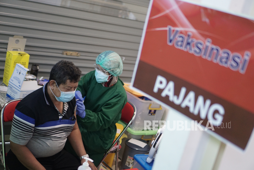 Petugas medis menyuntikan vaksin COVID-19 tahap kedua kepada pedagang di Pusat Grosir Solo (PGS), Solo, Jawa Tengah, Jumat (21/5/2021). Sebanyak 770 pedagang menerima vaksin tahap kedua untuk menekan penyebaran COVID-19 di pusat perbelanjaan sekaligus sebagai upaya Pemerintah Kota Solo memulihkan sektor perekonomian. 
