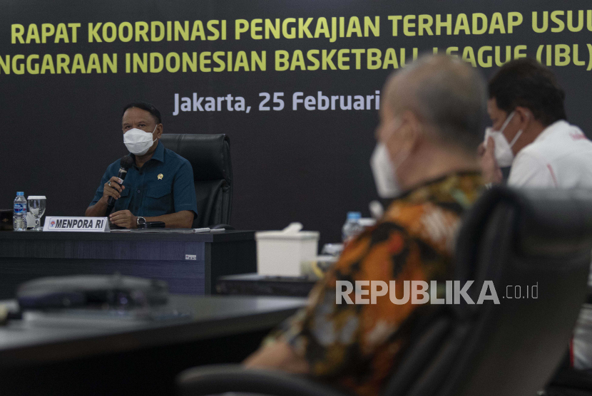 Menteri Pemuda dan Olah Raga (Menpora) Zainudin Amali (kiri) memimpin rapat koordinasi penyelenggaraan liga bola basket nasional (IBL) 2021 di Jakarta, Kamis (25/2/2021). Kepastian penyelenggaraan kompetisi IBL 2021 yang direncanakan digelar tanpa penonton dan menerapkan protokol kesehatan secara ketat tersebut masih menunggu kepastian perizinan dari Kepolisian Republik Indonesia (Polri). 