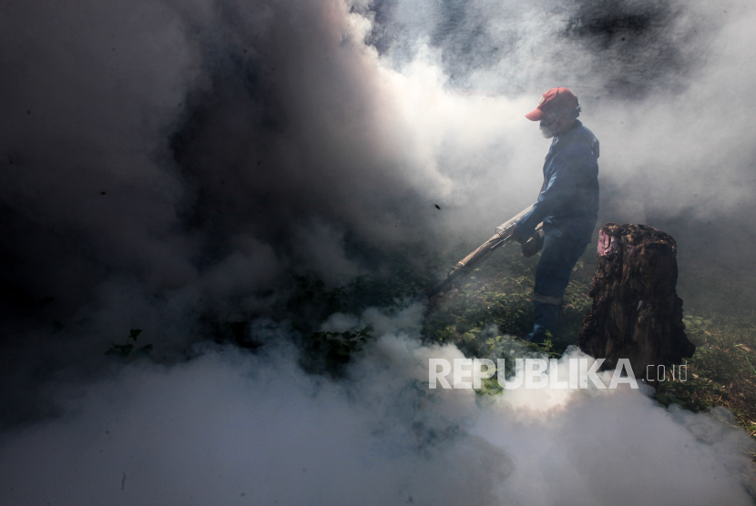 Petugas melakukan pengasapan (fogging) pada kawasan pemukiman padat penduduk untuk mencegah penyebaran penyakit Demam Berdarah Dengue (DBD) di Tanah Abang, Jakarta, Kamis (18/4/2024). Pengasapan tersebut dilakukan setelah ada laporan dua warga di lingkungan tersebut terkena penyakit DBD yang disebabkan gigitan dari nyamuk Aedes Aegypti. Berdasarkan data Dinas Kesehatan DKI Jakarta terdapat 3.875 kasus DBD di Jakarta sejak awal Januari 2024 yang mengakibatkan enam orang meninggal dunia.