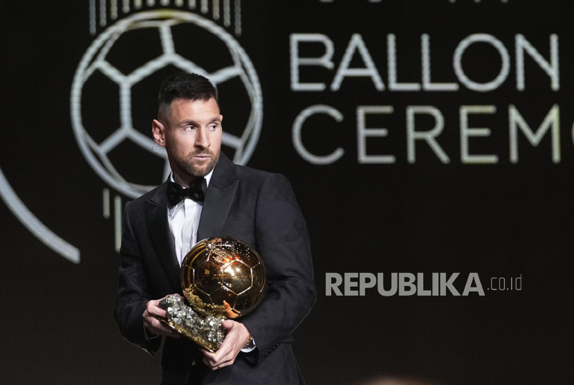 Pemain tim Inter Miami dan Argentina Lionel Messi menerima trofi Ballon d Or 2023 pada upacara penghargaan Ballon d Or (Bola Emas) ke-67 di Theatre du Chatelet di Paris, Prancis, Senin, (30/10/2023).