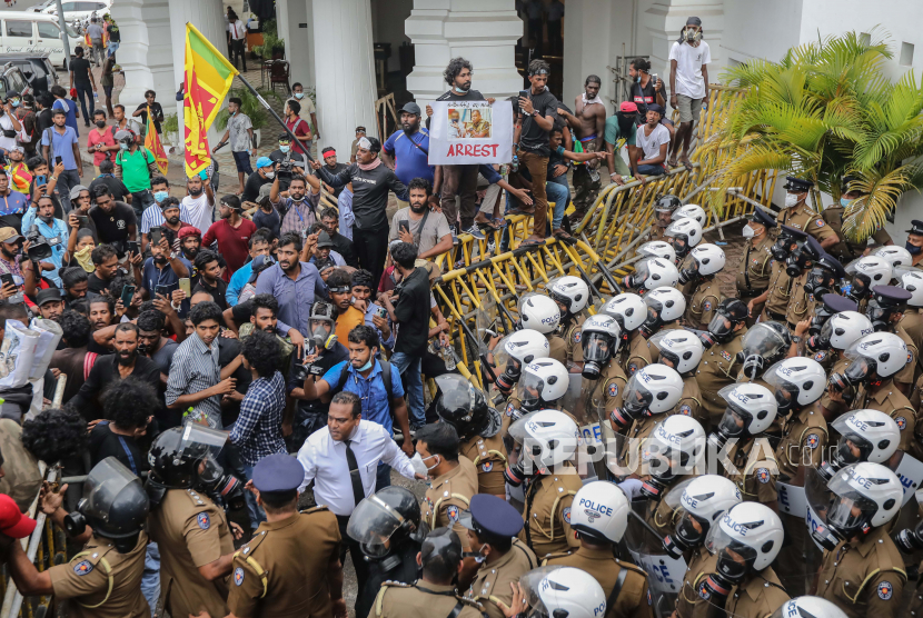 Pasukan keamanan menembakkan gas air mata untuk membubarkan demonstrasi anti pemerintah di Kolombo, Sri Lanka, 09 Juni 2022. Tim Dana Moneter Internasional (IMF) tiba di Sri Lanka pada Senin (20/6/2022). Kedatangan mereka akan berjalan singkat dalam membicarakan program bailout atau dana bantuan.