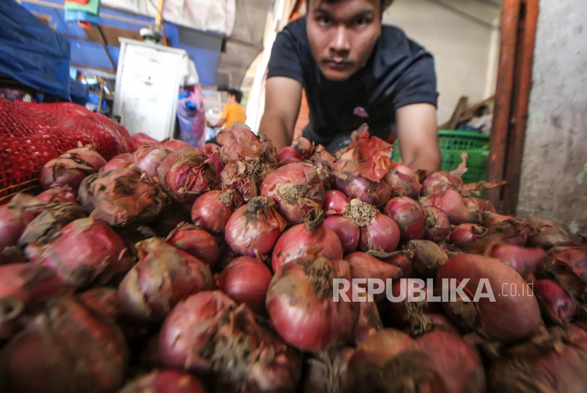 Pedagang membersihkan kulit bawang merah di pasar tradisional Kota Lhokseumawe, Aceh, Rabu (8/6/2022). Ekstrak bawang merah tampak dapat membantu menurunkan gula darah.
