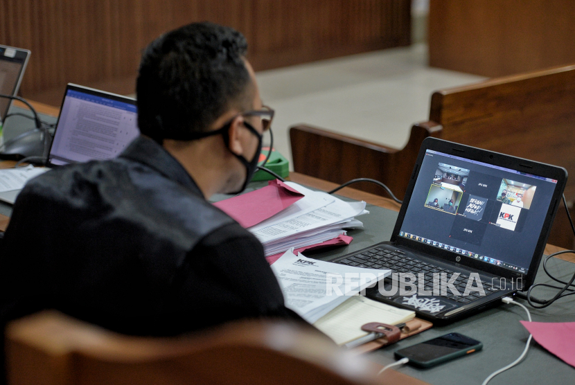 Jaksa penuntu umum (JPU) mendengarkan keterangan saksi terkait dugaan suap pengadaan bansos untuk penanganan Covid-19 dengan terdakwa Harry Van Sidabukke dan Ardian Iskandar yang digelar secara virtual di Pengadilan Tipikor, Jakarta, Senin (15/3). Jaksa Penuntut Umum menghadirkan saksi mantan Pejabat Pembuat Komitmen (PPK) proyek pengadaan bantuan sosial (bansos) untuk penanganan Covid-19 di Kementerian Sosial (Kemensos), Matheus Joko Santoso dan Adi Wahyono. Republika/Thoudy Badai