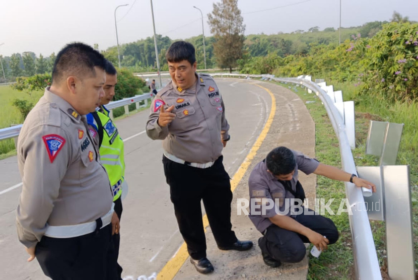 Anggota Korlantas Mabes Polri bersama Ditlantas Polda Jawa Barat melakukan olah tempat kejadian perkara (TKP) di lokasi kecelakaan (Ilustrasi) 