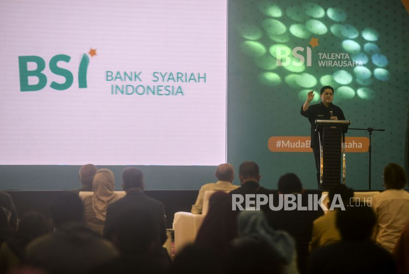 Menteri BUMN Erick Thohir memberikan paparan saat peluncuran Talenta Wirausaha BSI di Jakarta, Rabu (19/1/2022). BSI meluncurkan program Talenta Wirausaha BSI sebagai bentuk keseriusan untuk melahirkan wirausaha muda dan membangkitkan ekonomi ummat melalui penguatan sektor bisnis ekonomi rakyat. 
