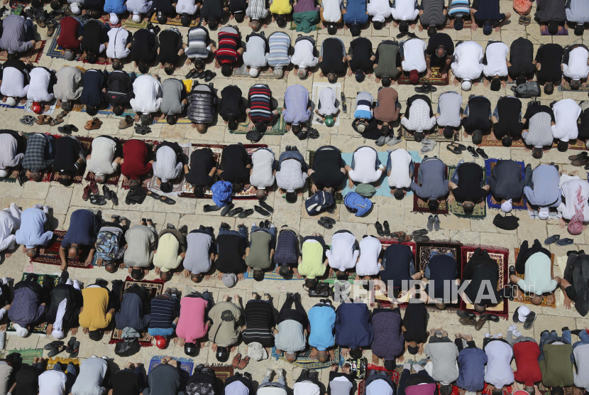 Para jamaah mengambil bagian dalam sholat Jumat terakhir bulan suci Ramadhan di Masjid Dome of the Rock di kompleks Masjid Al Aqsa di Kota Tua Yerusalem, Yerusalem, Jumat, 7 Mei 2021. 100 Ribu Jamaah Muslim Sholat Tarawih di Masjid Al Aqsa
