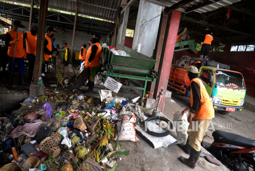 Pekerja memilah sampah rumah tangga antara plastik dan organik di TPST 3R Nitikan, Yogyakarta.